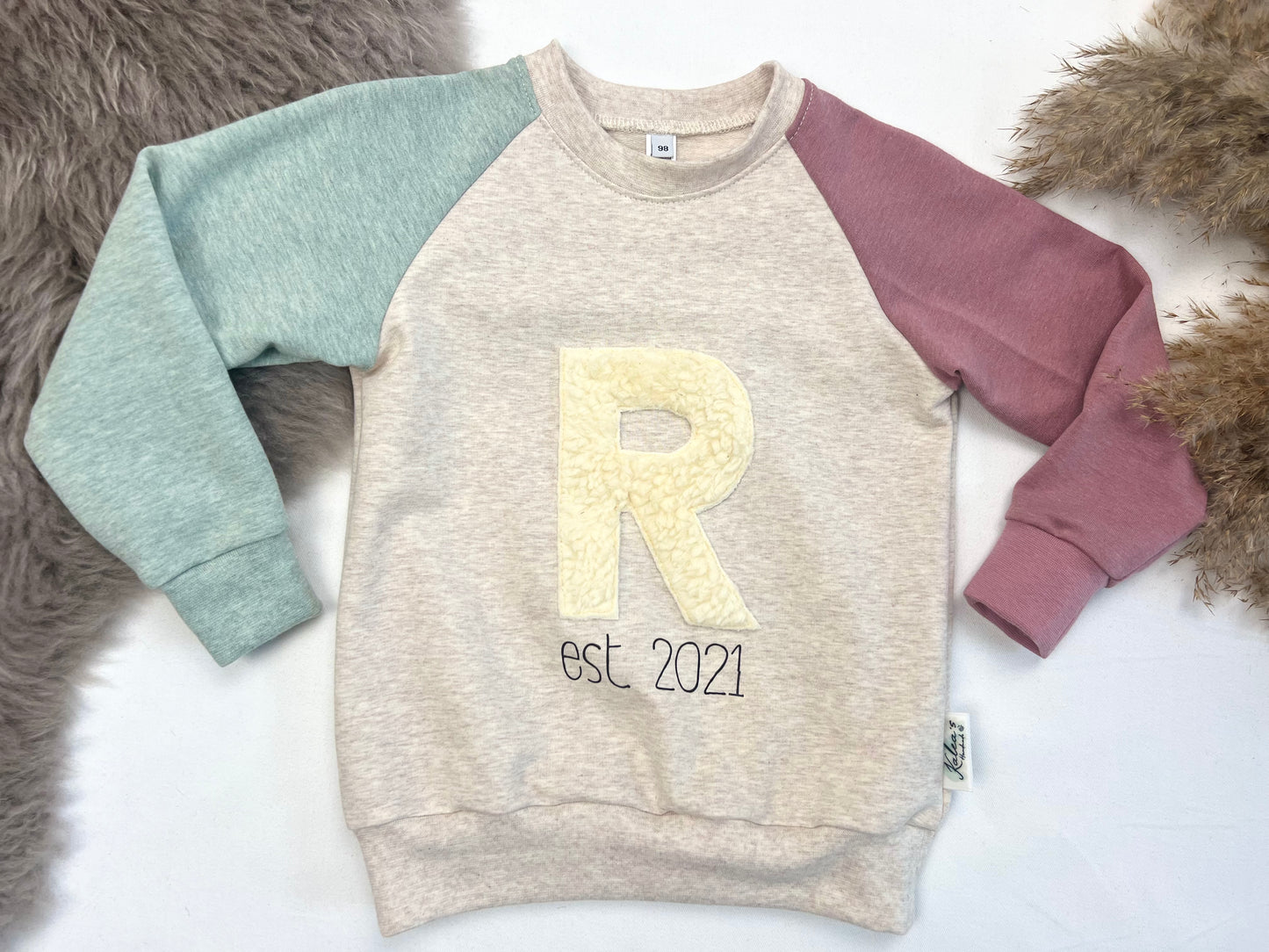 Sweater mit Plüschbuchstabe