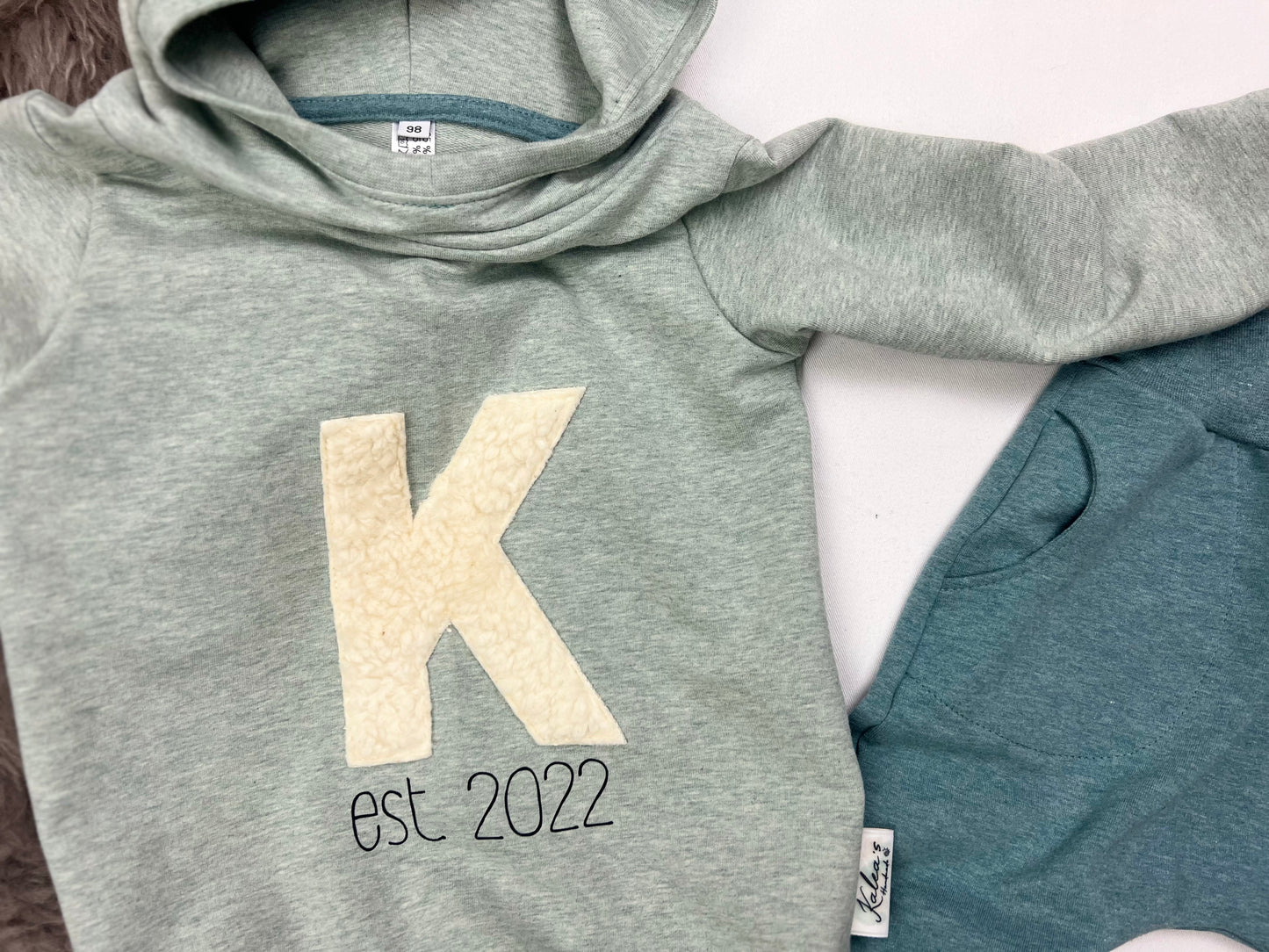 Hoodie mit Plüschbuchstabe