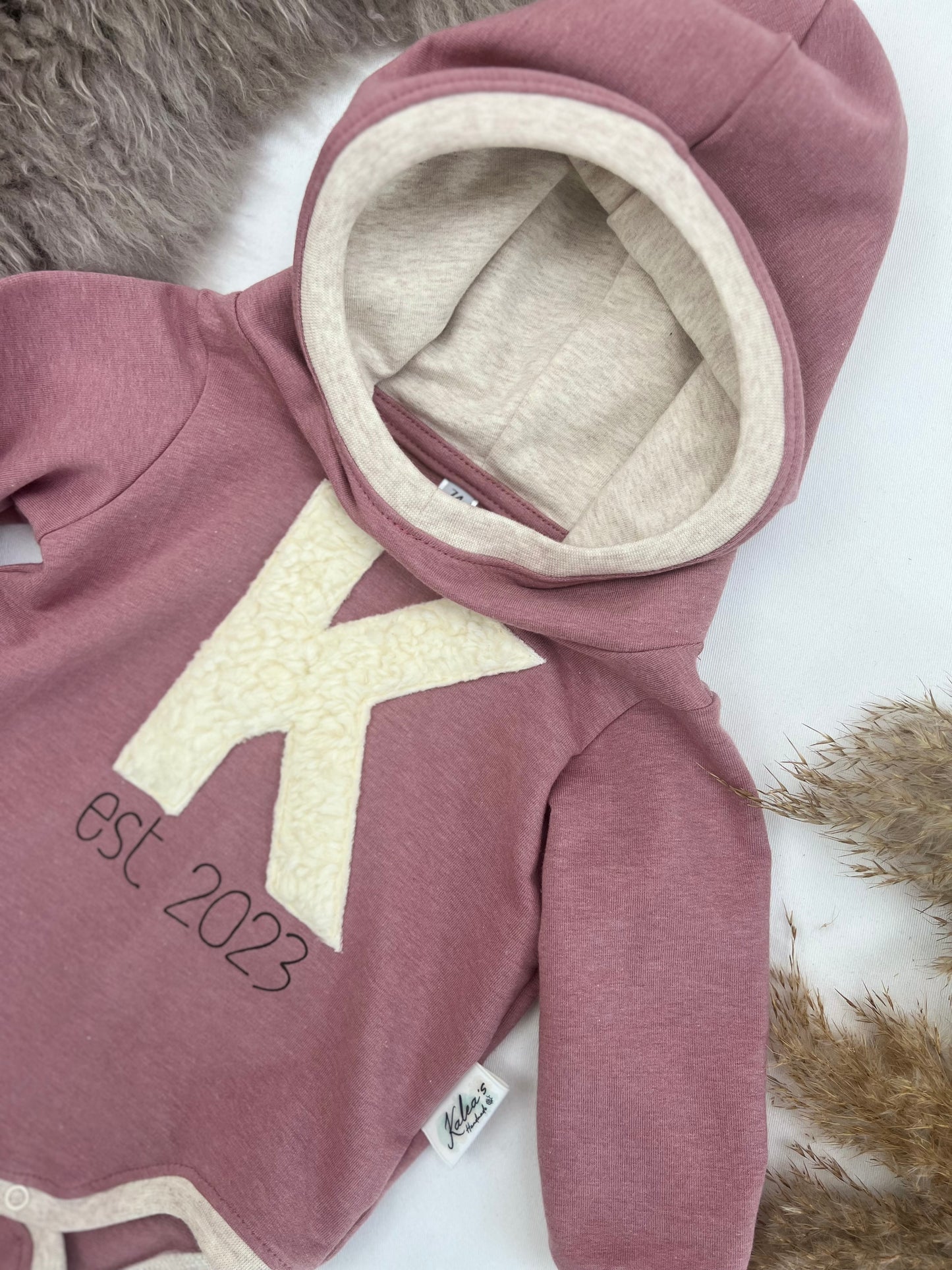 Bodyhoodie mit Plüschbuchstabe